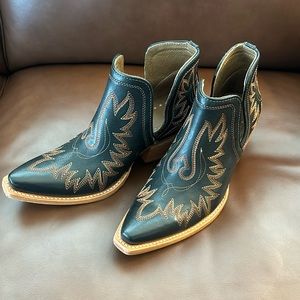 NWOT Ariat Dixon Short Western Boots Brooklyn Black Size 8C (wide)